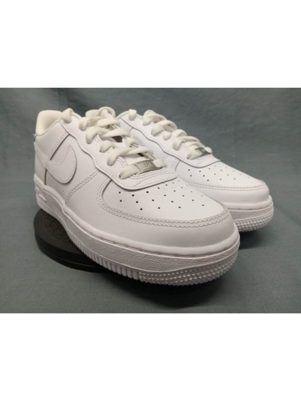 Nike Air Force 1 LE (GS) Sneakers Leather Triple White Boys Size 7 NEW IN BOX! - Picture 3 of 12